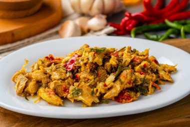 Ayam Suwir Pedas, baharatlı tavuk etinden yapılan Endonezya mutfağı Bali 'nin en popüler yemeklerinden biridir..