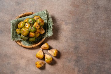 Asam Cikala veya Kecombrang (Etlingera elatior), Endonezya mutfağında özellikle Arsik Ikan Mas ve diğer Endonezya yemekleri gibi geleneksel bir baharattır..