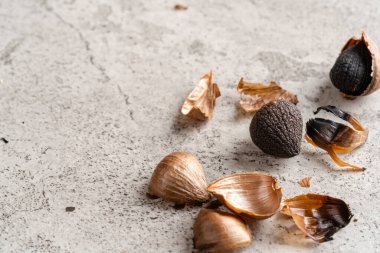 Mayalanmış siyah sarımsak. Renk, Maillard reaksiyonu veya karamelizasyonun bir sonucudur. Siyah sarımsak kan şekerini düzenlemeye yardımcı olabilir.. 