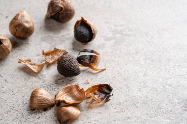 Mayalanmış siyah sarımsak. Renk, Maillard reaksiyonu veya karamelizasyonun bir sonucudur. Siyah sarımsak kan şekerini düzenlemeye yardımcı olabilir.. 