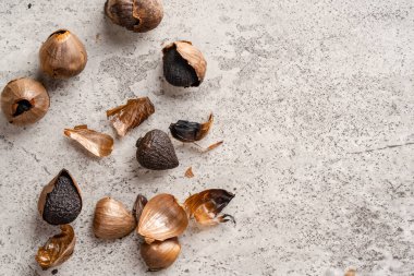Mayalanmış siyah sarımsak. Renk, Maillard reaksiyonu veya karamelizasyonun bir sonucudur. Siyah sarımsak kan şekerini düzenlemeye yardımcı olabilir.. 