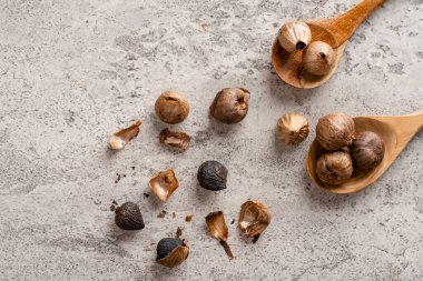 Mayalanmış siyah sarımsak. Renk, Maillard reaksiyonu veya karamelizasyonun bir sonucudur. Siyah sarımsak kan şekerini düzenlemeye yardımcı olabilir.. 