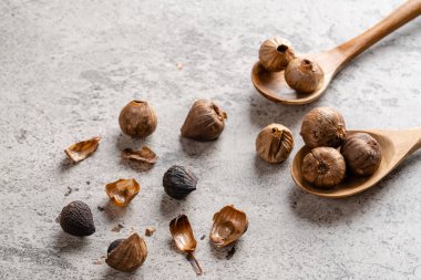 Mayalanmış siyah sarımsak. Renk, Maillard reaksiyonu veya karamelizasyonun bir sonucudur. Siyah sarımsak kan şekerini düzenlemeye yardımcı olabilir.. 