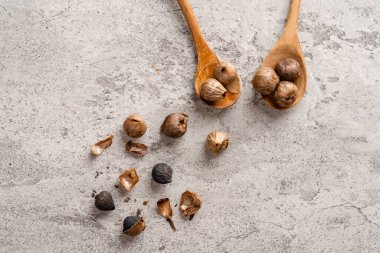 Mayalanmış siyah sarımsak. Renk, Maillard reaksiyonu veya karamelizasyonun bir sonucudur. Siyah sarımsak kan şekerini düzenlemeye yardımcı olabilir.. 