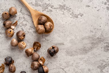 Mayalanmış siyah sarımsak. Renk, Maillard reaksiyonu veya karamelizasyonun bir sonucudur. Siyah sarımsak kan şekerini düzenlemeye yardımcı olabilir.. 