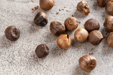 Mayalanmış siyah sarımsak. Renk, Maillard reaksiyonu veya karamelizasyonun bir sonucudur. Siyah sarımsak kan şekerini düzenlemeye yardımcı olabilir.. 