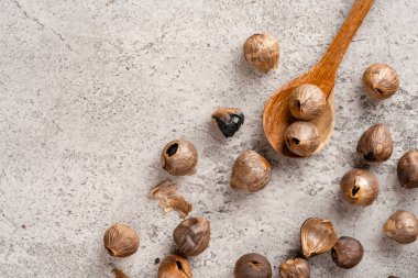 Mayalanmış siyah sarımsak. Renk, Maillard reaksiyonu veya karamelizasyonun bir sonucudur. Siyah sarımsak kan şekerini düzenlemeye yardımcı olabilir.. 