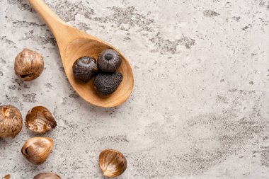 Mayalanmış siyah sarımsak. Renk, Maillard reaksiyonu veya karamelizasyonun bir sonucudur. Siyah sarımsak kan şekerini düzenlemeye yardımcı olabilir.. 