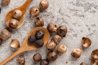 Mayalanmış siyah sarımsak. Renk, Maillard reaksiyonu veya karamelizasyonun bir sonucudur. Siyah sarımsak kan şekerini düzenlemeye yardımcı olabilir.. 