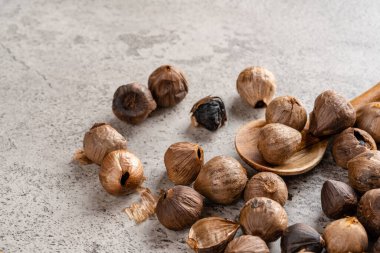 Mayalanmış siyah sarımsak. Renk, Maillard reaksiyonu veya karamelizasyonun bir sonucudur. Siyah sarımsak kan şekerini düzenlemeye yardımcı olabilir.. 