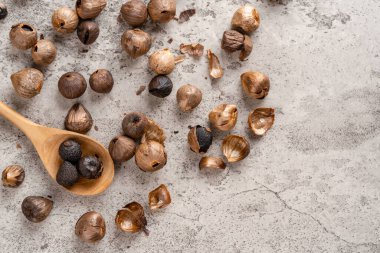 Mayalanmış siyah sarımsak. Renk, Maillard reaksiyonu veya karamelizasyonun bir sonucudur. Siyah sarımsak kan şekerini düzenlemeye yardımcı olabilir.. 