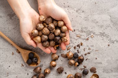 Mayalanmış siyah sarımsak. Renk, Maillard reaksiyonu veya karamelizasyonun bir sonucudur. Siyah sarımsak kan şekerini düzenlemeye yardımcı olabilir.. 