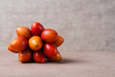 Tamarillo meyvesi (Endonezya: terong belanda). Hollanda yumurta planı