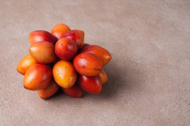 Tamarillo meyvesi (Endonezya: terong belanda). Hollanda yumurta planı
