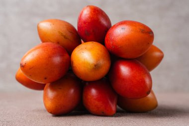 Tamarillo meyvesi (Endonezya: terong belanda). Hollanda yumurta planı