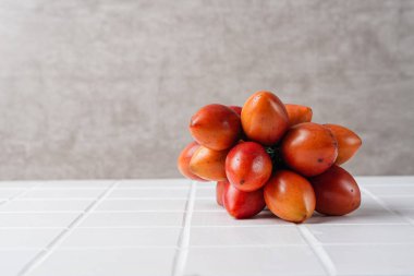 Tamarillo meyvesi (Endonezya: terong belanda). Hollanda yumurta planı
