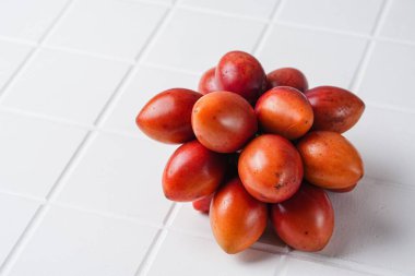 Tamarillo meyvesi (Endonezya: terong belanda). Hollanda yumurta planı