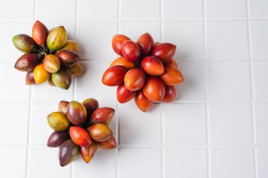 Tamarillo meyvesi (Endonezya: terong belanda). Hollanda yumurta planı