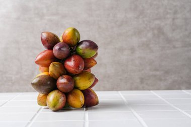 Tamarillo meyvesi (Endonezya: terong belanda). Hollanda yumurta planı
