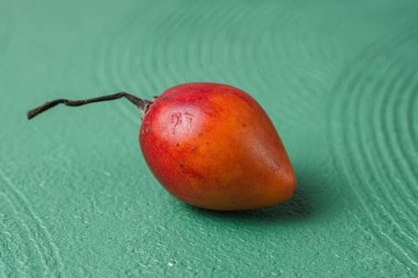 Tamarillo meyvesi (Endonezya: terong belanda). Hollanda yumurta planı