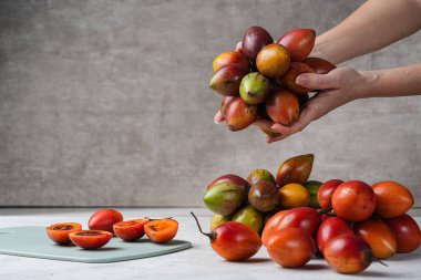 Tamarillo meyvesi (Endonezya: terong belanda). Hollanda yumurta planı