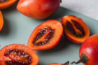 Tamarillo meyvesi (Endonezya: terong belanda). Hollanda yumurta planı