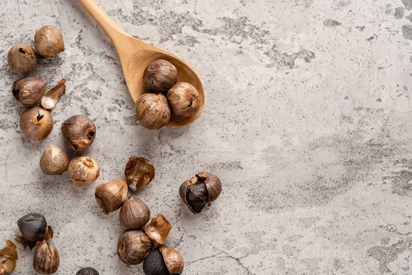 Mayalanmış siyah sarımsak. Renk, Maillard reaksiyonu veya karamelizasyonun bir sonucudur. Siyah sarımsak kan şekerini düzenlemeye yardımcı olabilir.. 