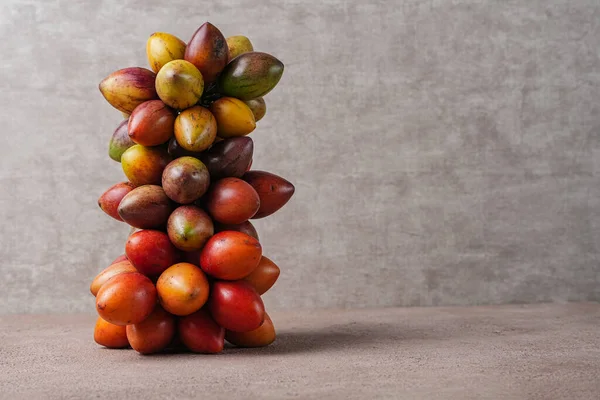 Tamarillo meyvesi (Endonezya: terong belanda). Hollanda yumurta planı