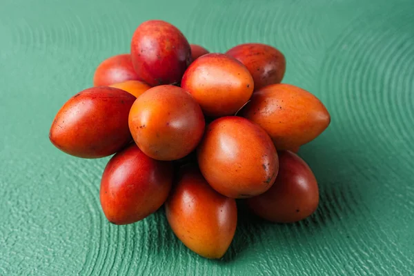 Tamarillo meyvesi (Endonezya: terong belanda). Hollanda yumurta planı