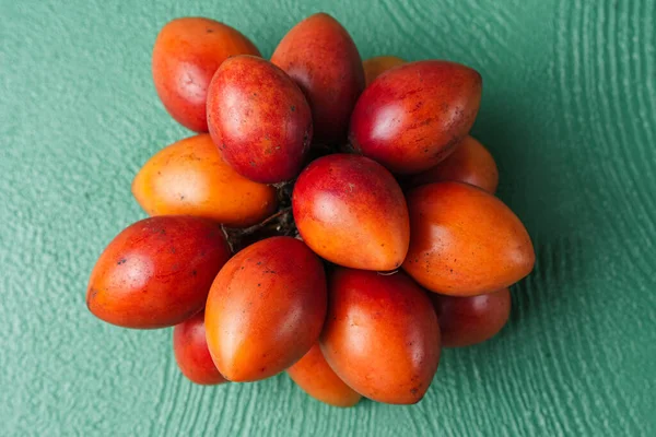Tamarillo meyvesi (Endonezya: terong belanda). Hollanda yumurta planı
