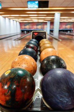 Bowling bir oyuncunun topu lobutlara doğru yuvarladığı bir hedef spor ve eğlence aktivitesidir.