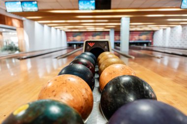 Bowling bir oyuncunun topu lobutlara doğru yuvarladığı bir hedef spor ve eğlence aktivitesidir.