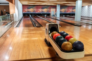 Bowling bir oyuncunun topu lobutlara doğru yuvarladığı bir hedef spor ve eğlence aktivitesidir.