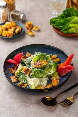 Sezar salatası hardal, parmesan peyniri ve sarımsaklı ekmek ile süslenmiş yeşil marul ve kızarmış ekmek salatasıdır..