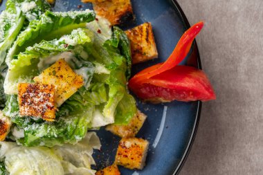 Sezar salatası hardal, parmesan peyniri ve sarımsaklı ekmek ile süslenmiş yeşil marul ve kızarmış ekmek salatasıdır..