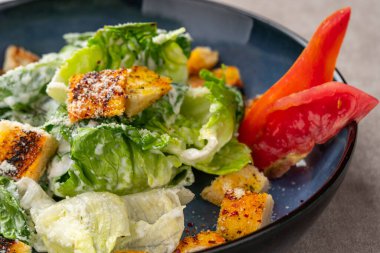 Sezar salatası hardal, parmesan peyniri ve sarımsaklı ekmek ile süslenmiş yeşil marul ve kızarmış ekmek salatasıdır..