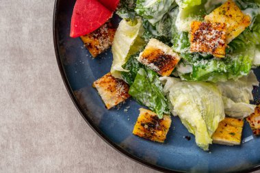 Sezar salatası hardal, parmesan peyniri ve sarımsaklı ekmek ile süslenmiş yeşil marul ve kızarmış ekmek salatasıdır..