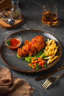 Cordon bleu tavuğu ya da şnitzel cordon bleu, peynirin etrafına sarılmış, daha sonra kızartılmış ve tavada kızartılmış bir et türüdür..