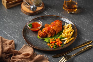 Cordon bleu tavuğu ya da şnitzel cordon bleu, peynirin etrafına sarılmış, daha sonra kızartılmış ve tavada kızartılmış bir et türüdür..