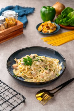 Beyaz krema soslu ve somonlu ev yapımı fettucine makarna.