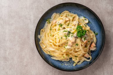 Beyaz krema soslu ve somonlu ev yapımı fettucine makarna.