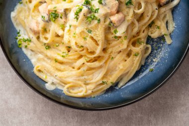 Beyaz krema soslu ve somonlu ev yapımı fettucine makarna.