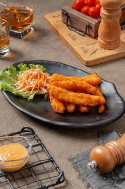 Balık kroket ya da morina balığı gibi morina balığından yapılmış balık kroket. Genellikle tartar sosu, kokteyl sosu ya da ketçap ile yenirler..