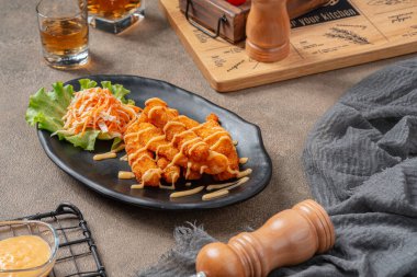 Balık kroket ya da morina balığı gibi morina balığından yapılmış balık kroket. Genellikle tartar sosu, kokteyl sosu ya da ketçap ile yenirler..