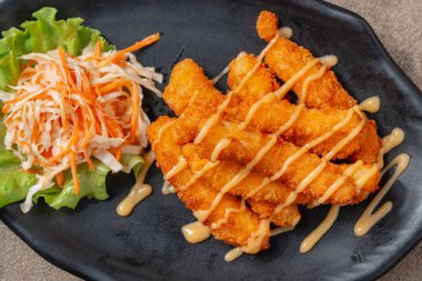 Balık kroket ya da morina balığı gibi morina balığından yapılmış balık kroket. Genellikle tartar sosu, kokteyl sosu ya da ketçap ile yenirler..