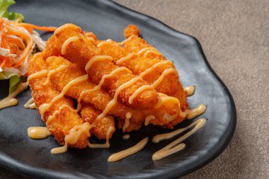 Balık kroket ya da morina balığı gibi morina balığından yapılmış balık kroket. Genellikle tartar sosu, kokteyl sosu ya da ketçap ile yenirler..