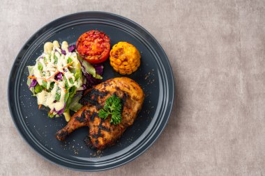 Sarımsak, soya, zencefil ve bal sosunda pişirilmiş yarım tavuk. Fırında mısır, salata ve domates tabağı.. 