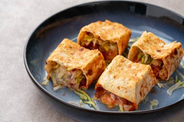 Tavuklu shawarma sandviçi taze rulo, ızgara et ve salata soslu tortilla dürümü. Lavaşlı Türk Doner Kebabı - Shawarma tavuğu