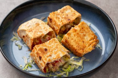 Tavuklu shawarma sandviçi taze rulo, ızgara et ve salata soslu tortilla dürümü. Lavaşlı Türk Doner Kebabı - Shawarma tavuğu