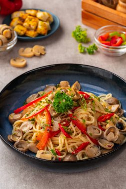 Spagetti aglio e olio, Napoli 'nin geleneksel İtalyan makarnasıdır. Klasik aglio e olio makarna tarifi. Kızarmış sarımsak, mantar, paprika, maydanoz ve acı biberli..